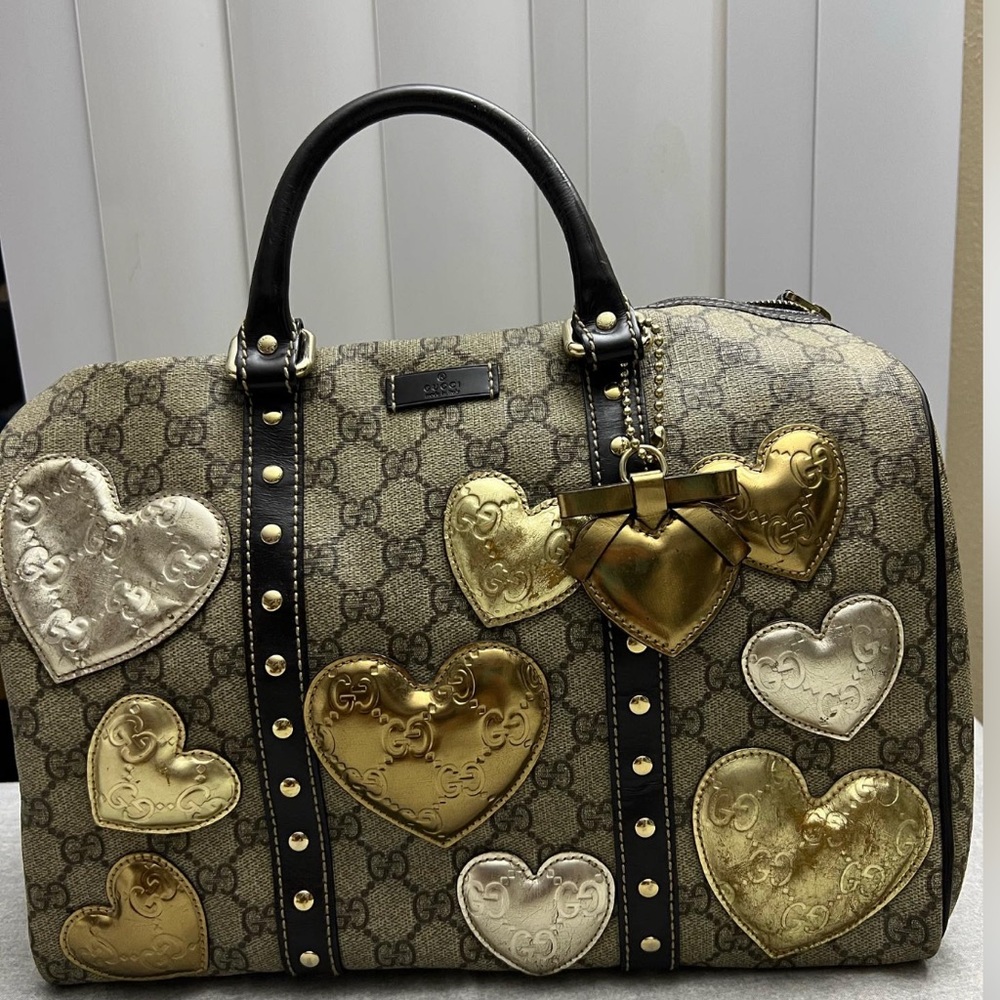 scuffings and wear on the metallic hearts. Apart from that,corners are intact.